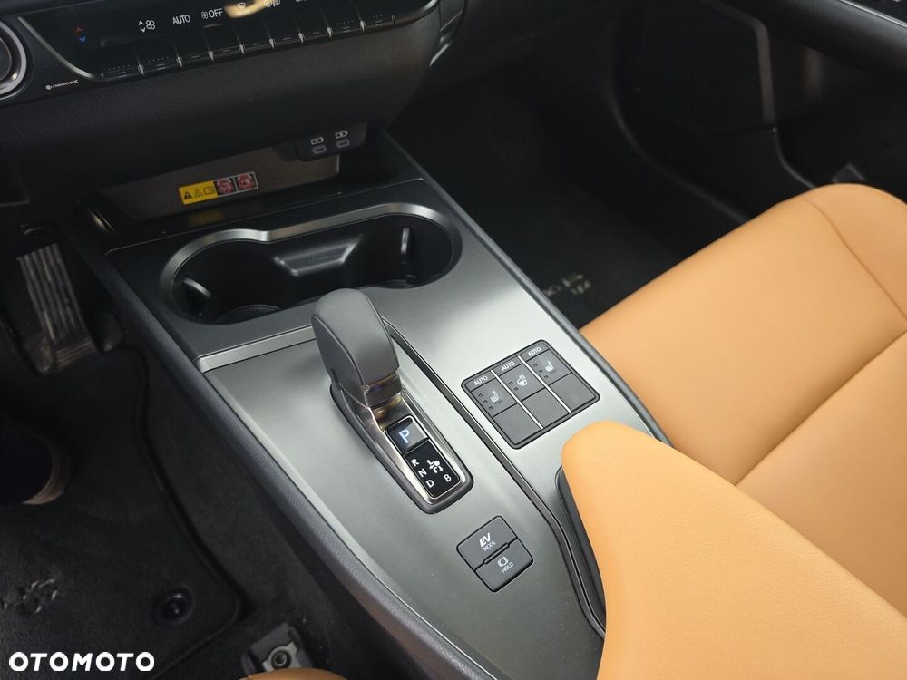 Lexus UX 300h F Sport Design - 24