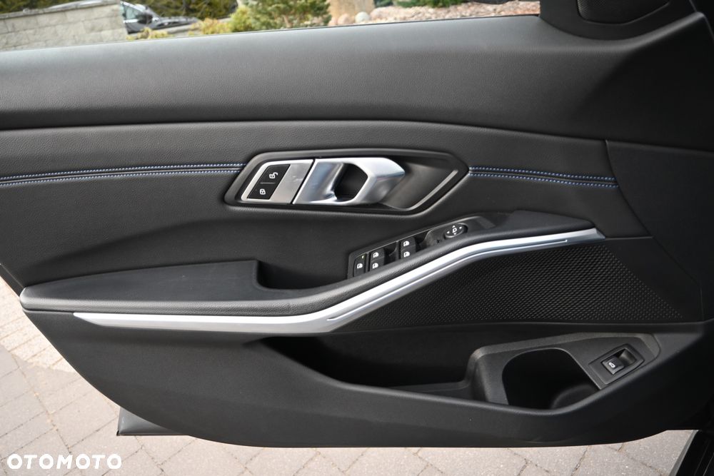 BMW Seria 3 320d Edition M Sport Shadow - 23