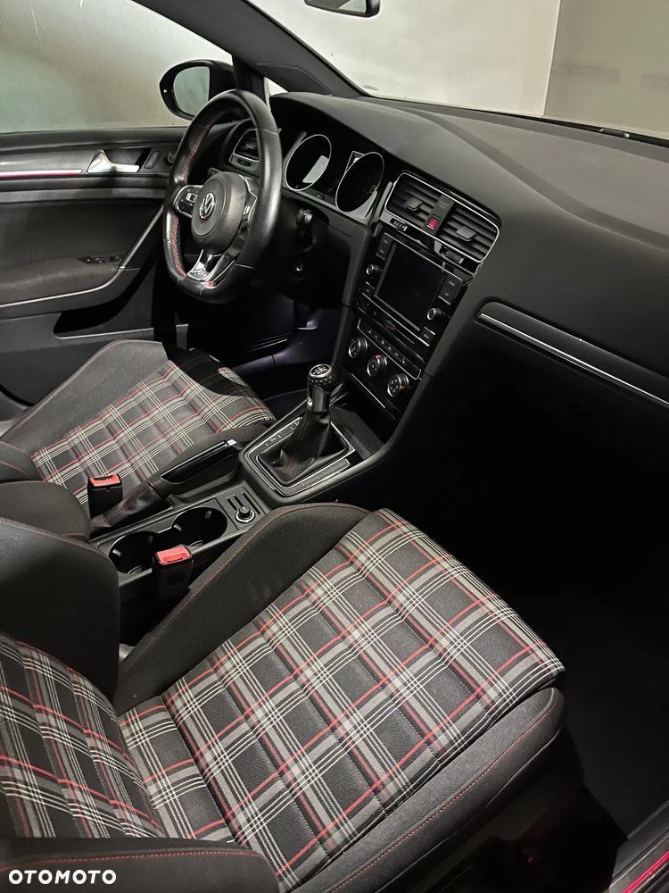 Volkswagen Golf GTI (BlueMotion Technology) - 13