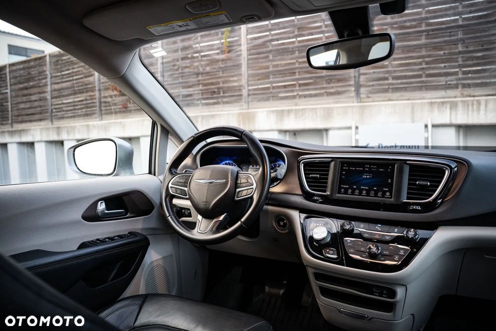 Chrysler Pacifica - 16