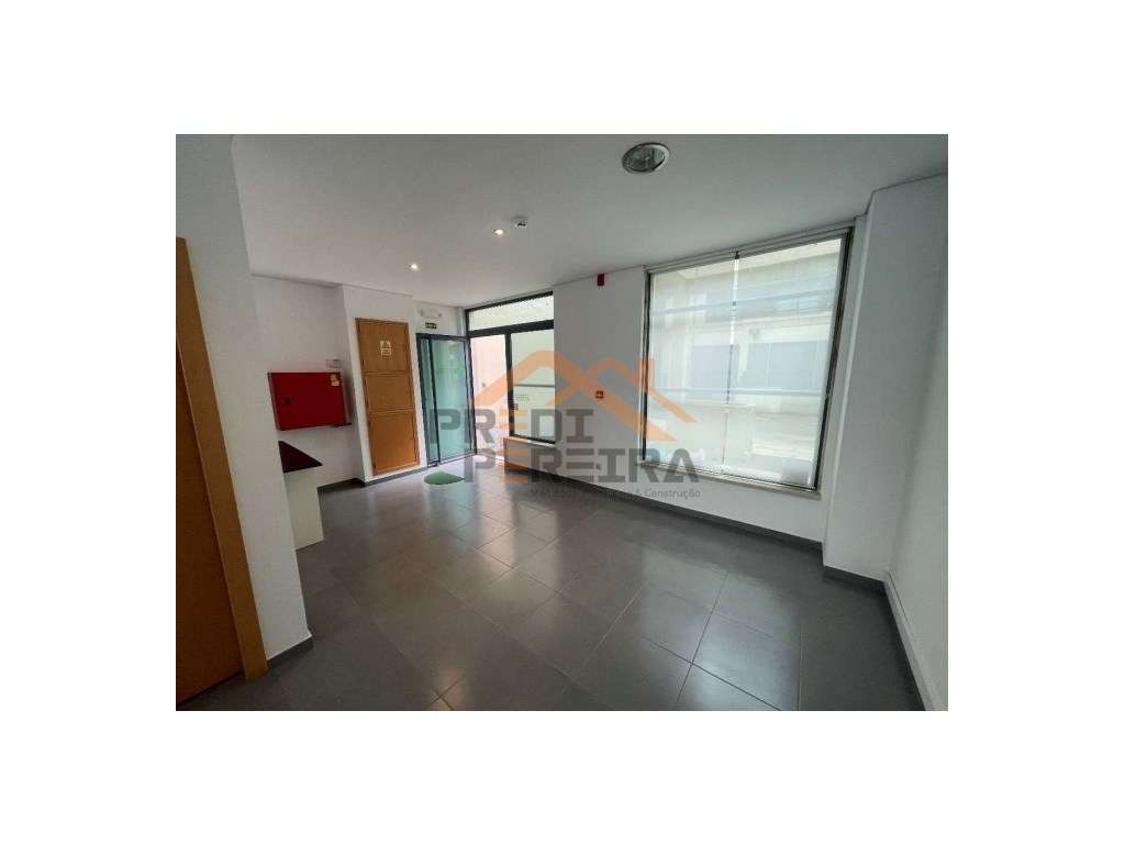 Loja situada na Quinta do Conventinho, Loures. - Grande imagem: 3/7