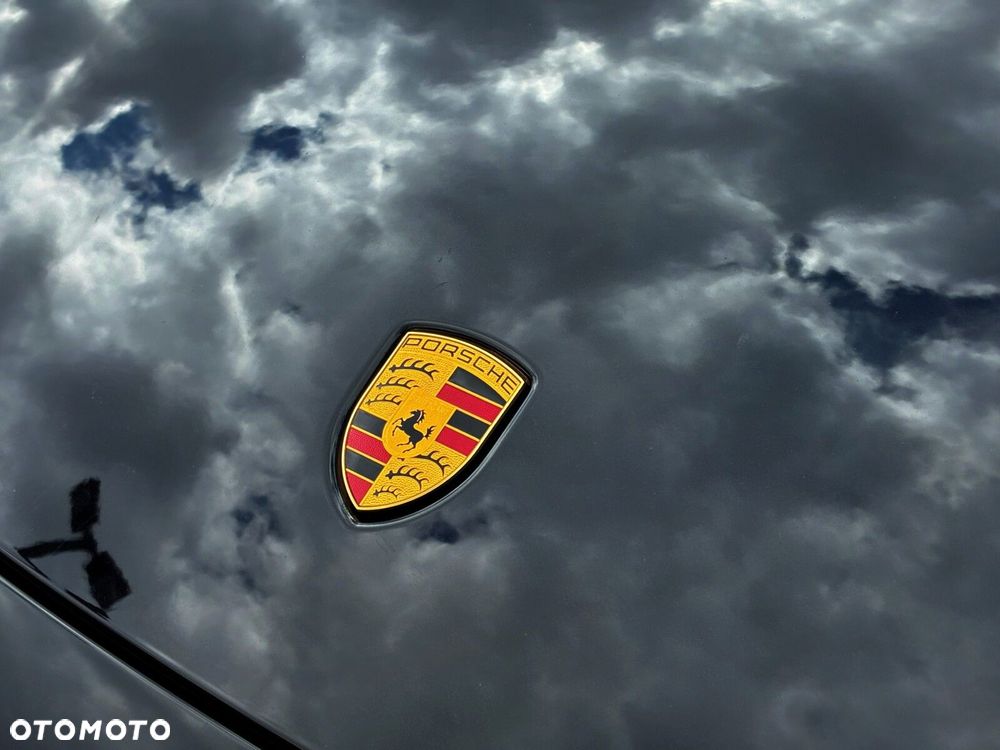 Porsche 911 Carrera 4 GTS - 34