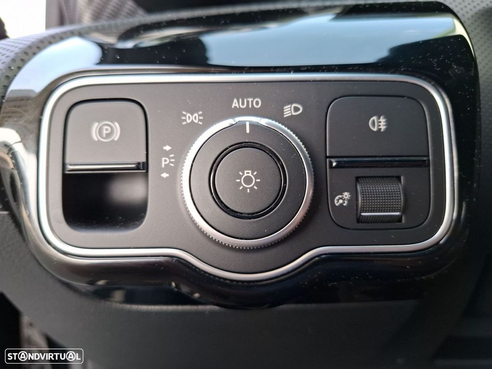 Mercedes-Benz a-250-limousine - 20