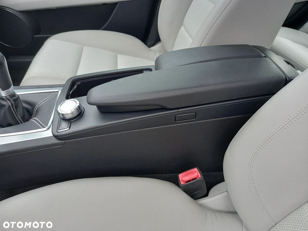 Mercedes-Benz Klasa C 200 CGI BlueEFFICIENCY Avantgarde - 36
