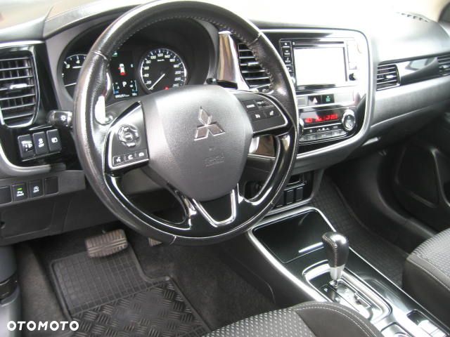 Mitsubishi Outlander 2.0 Intense + Navi 4WD CVT - 18