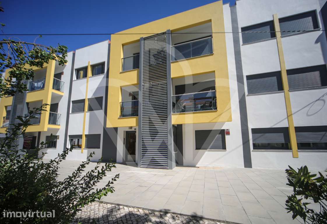 Apartamento T2 com Suíte, Varanda e 2 Lugares de Estacionamento - Grande imagem: 2/36