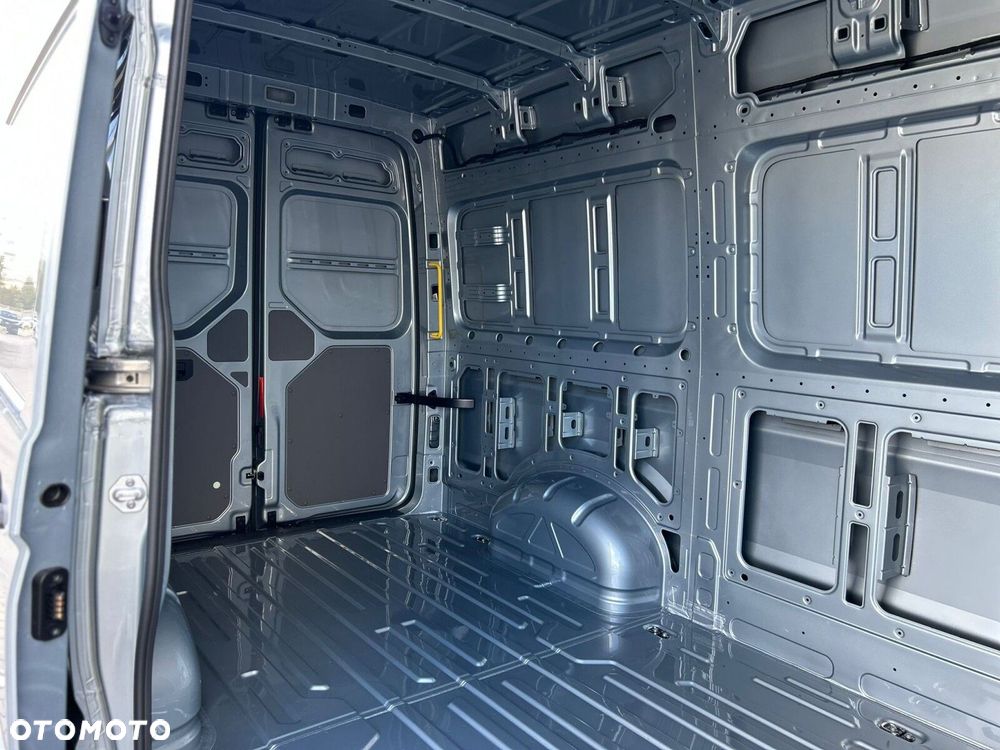Volkswagen Crafter 35 2.0 TDI L3H3 177 KM AUTOMAT - 12