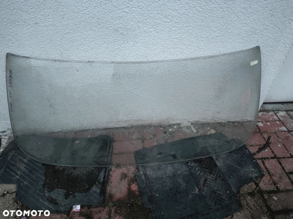 Szyba przednia czołowa Mercedes W115. - 1