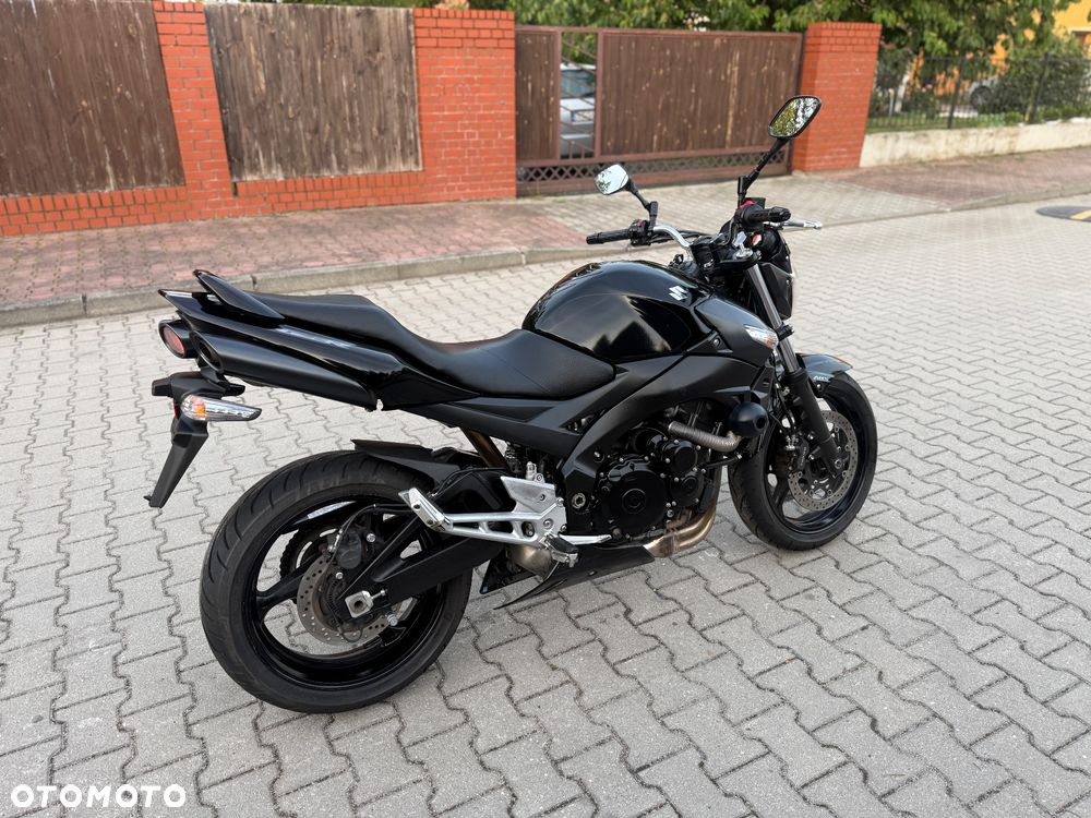 Suzuki GSR - 11