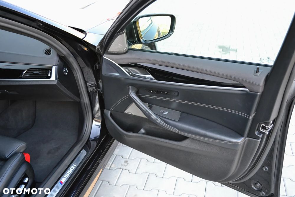 BMW Seria 5 M550i xDrive sport - 26
