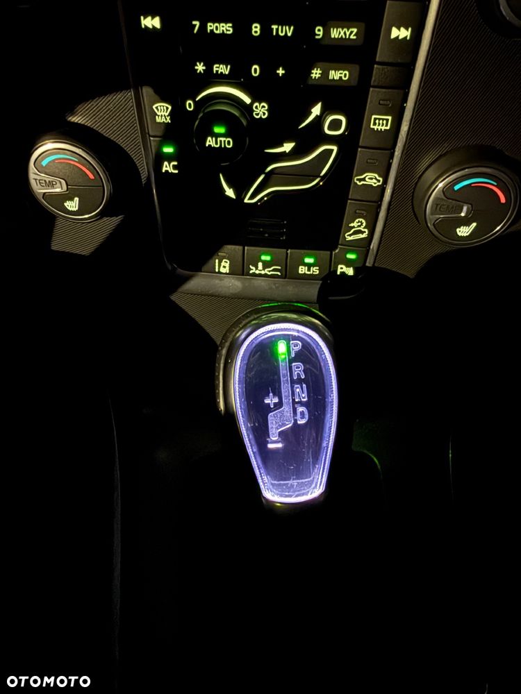 Volvo XC 60 D5 AWD R-Design Momentum - 27