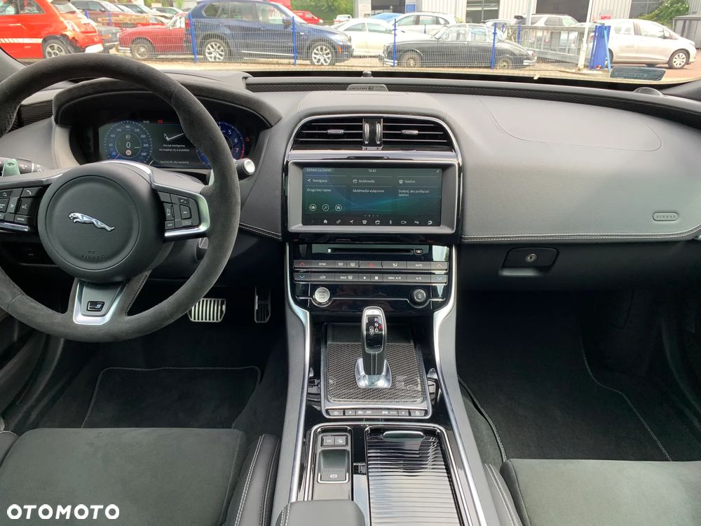 Jaguar XE S - 22