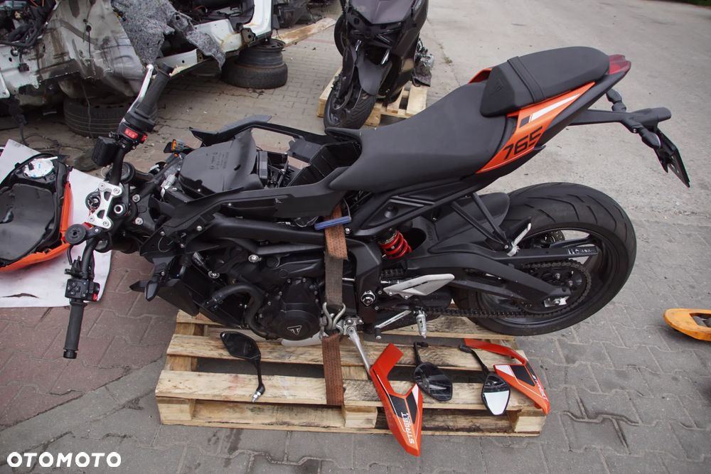 Motocykl na części 692106889 Triumph Street Triple 765 R 88kw 2025 silnik głowica blok silnika pokrywa zaworów pokrywa sprzęgła pokrywa alternatora miska olejowa wał korbowy korbowody tłoki cylindry wałki rozrządu łańcuch rozrządu napinacz rozrządu zawory sprzęgło kosz sprzęgłowy tarcze sprzęgłowe skrzynia biegów rozrusznik alternator stator pompa oleju pompa wody termostat chłodnica wentylator chłodnicy zbiorniczek wyrównawczy przepustnice listwa wtryskowa wtryskiwacze cewki zapłonowe airbox filtr powietrza pompa paliwa zbiornik paliwa korek paliwa kolektor wydechowy tłumik katalizator sondy lambda rama subframe wahacz amortyzator tylny lagi golenie półka górna półka dolna kierownica manetki przełączniki kierownicy klamka sprzęgła klamka hamulca pompa hamulcowa przednia pompa hamulcowa tylna przewody hamulcowe zaciski przednie zacisk tylny tarcze hamulcowe pompa ABS moduł ABS czujniki ABS felga przednia felga tylna koło przednie koło tylne oś przednia oś tylna piasta zabierak zębatka przednia zębatka tylna łańcuch napędowy napinacze łańcucha ślizg łańcucha osłona łańcucha quickshifter czujnik quickshiftera cięgno quickshiftera dźwignia zmiany biegów set lewy set prawy podnóżki kierowcy podnóżki pasażera dźwignia hamulca tylnego stopka boczna czujnik stopki lampa przednia lampa tylna kierunkowskazy licznik wyświetlacz sterownik ECU immobilizer stacyjka kluczyk wiązka elektryczna skrzynka bezpieczników regulator napięcia przekaźniki czujnik położenia wału czujnik biegu czujnik temperatury siedzenie kierowcy siedzenie pasażera zadupek boczki plastiki owiewki osłony zbiornika osłona chłodnicy błotnik przedni błotnik tylny nadkole uchwyt tablicy rejestracyjnej lusterko lewe lusterko prawe klakson linka sprzęgła przewody paliwowe przewody chłodnicze wsporniki uchwyty mocowania tuleje gumy śruby - 12