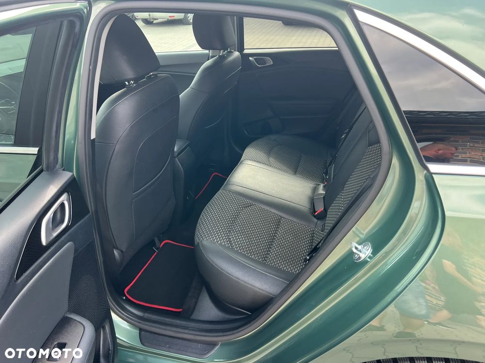 Kia Ceed - 11