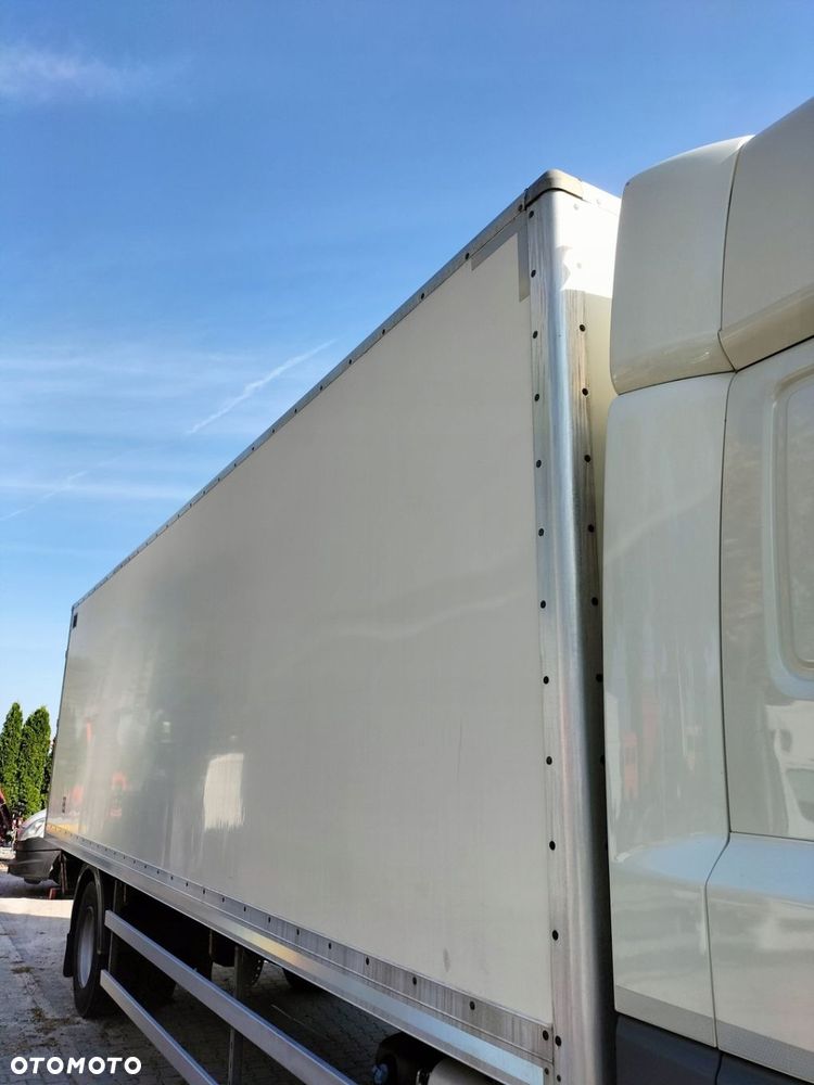 Kontener wraz z drzwiami na podwoziu Dafa - 2