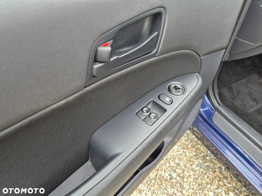Hyundai i30 blue 1.4 - 9