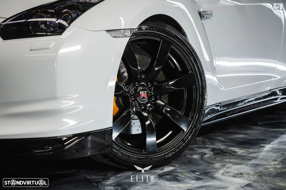 Nissan GT-R Premium Edition - 5