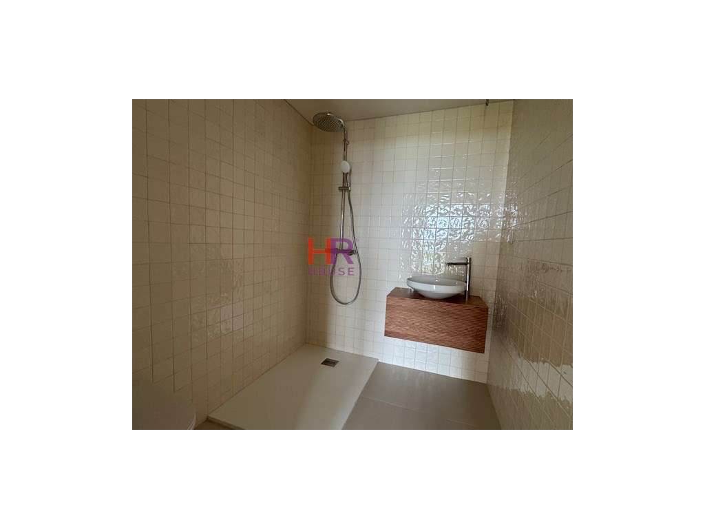 Vende-se T2 com suite, quarto e wc de apoio com aparcamento privati... - Grande imagem: 4/12