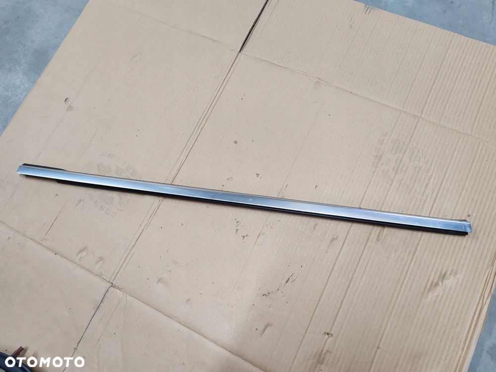 Listwa zgarniająca chromowa drzwi prawa przód przednia Infiniti Q30 15-20 - 1