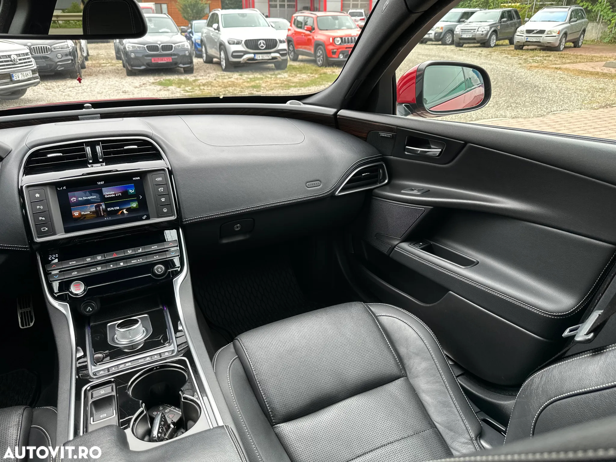 Jaguar XE RWD S - 37