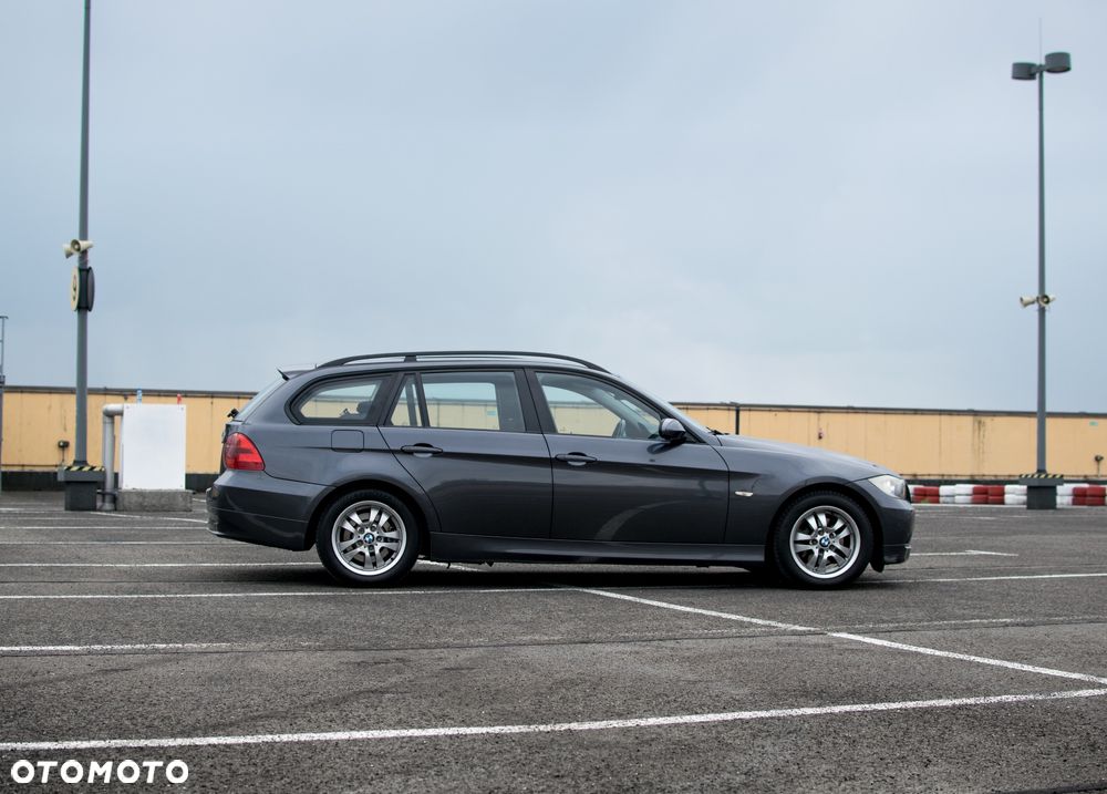 BMW Seria 3 318i Touring - 3
