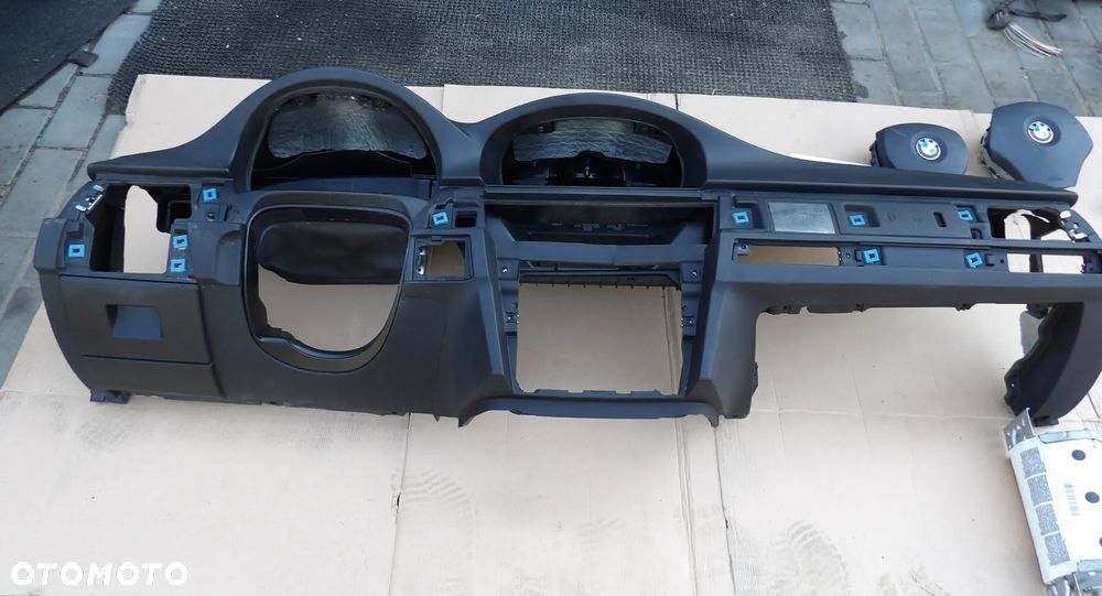 BMW - E90,E91 - DESKA ROZDZIELCZA - KOKPIT - KONSOLA - PODUSZKA KIEROWCY I PASAŻERA - NAPINACZE - POD NAWIGACJE I KUBKI - DEMONTAŻ - ORYGINAŁ - 4