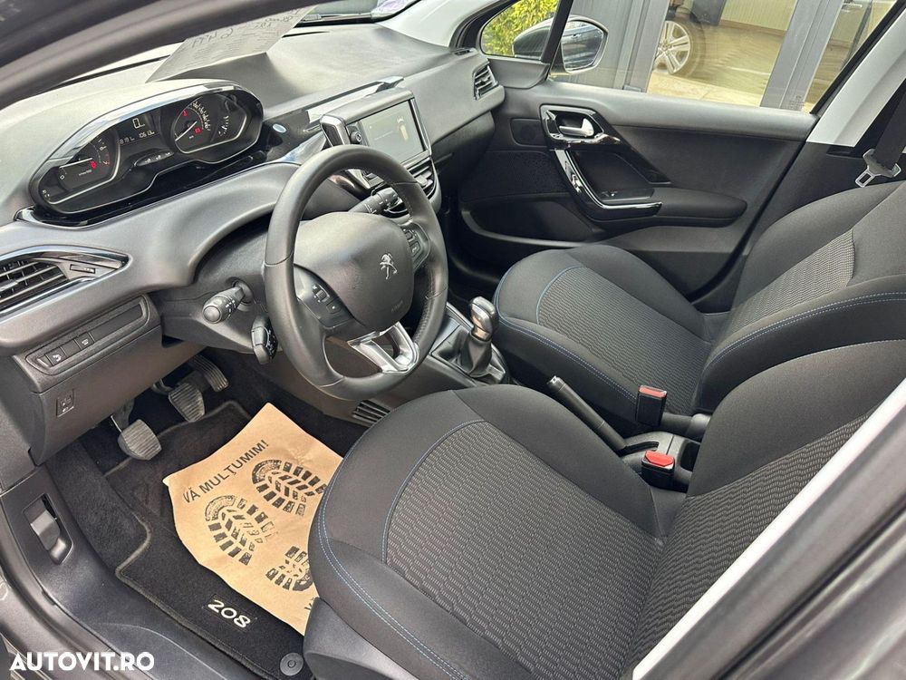 Peugeot 208 - 8