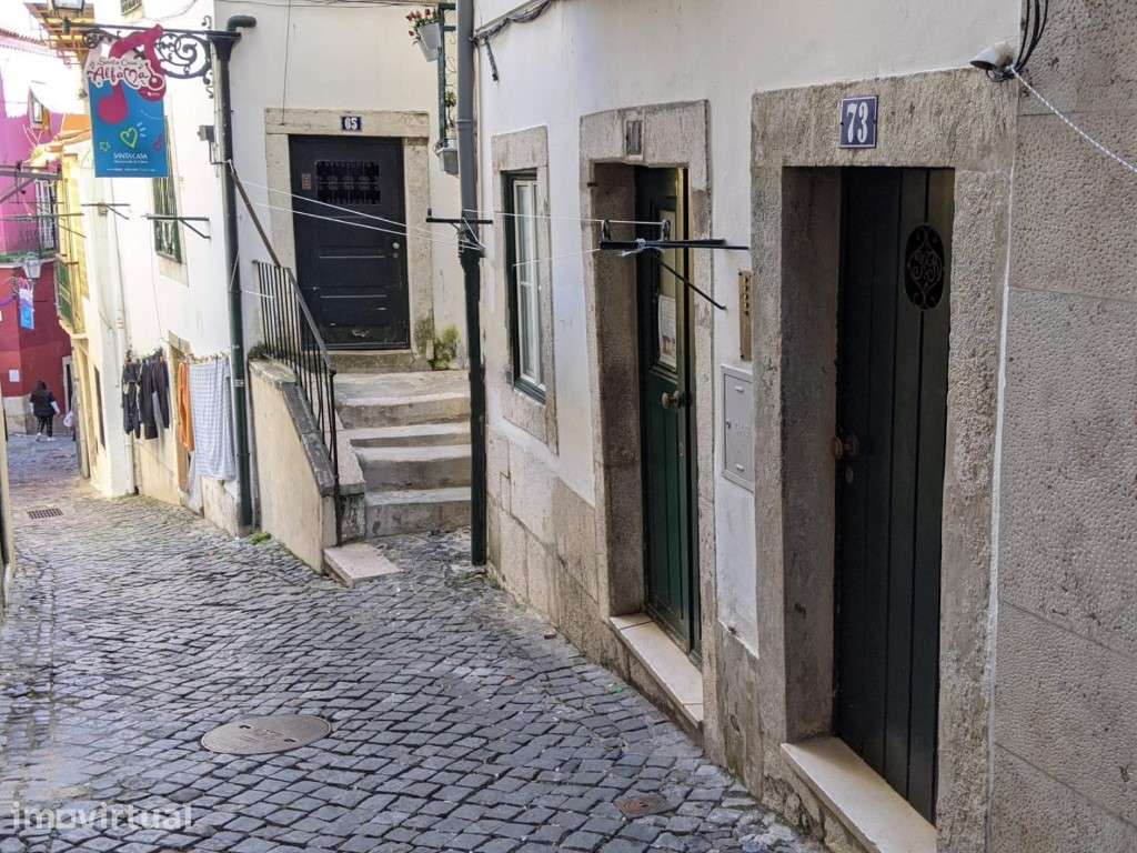 Apartamento T1 para renovação no coração de Alfama em Lisboa - Grande imagem: 2/19