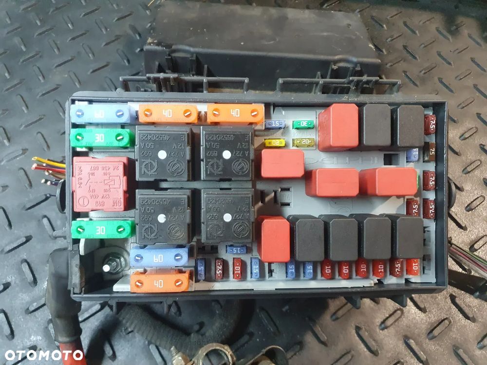 FIAT GRANDE PUNTO 05-11 1.3 JTD 51775622 SKRZYNKA BEZPIECZNIKÓW + WTYCZKI INSTALACJA - 2