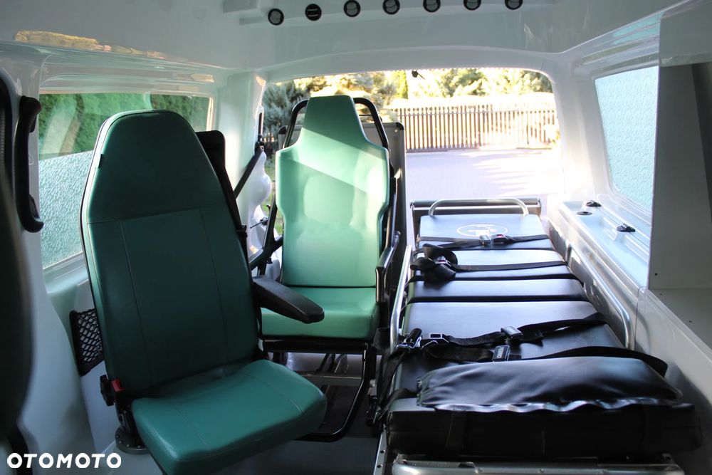 Volkswagen T5  AMBULANS KARETKA - 17