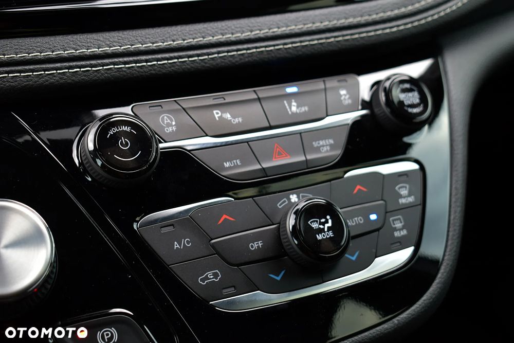 Chrysler Pacifica - 16