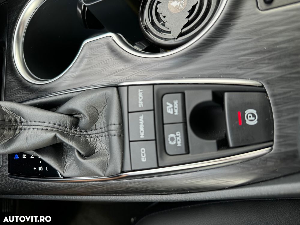 Toyota Camry 2.5 HEV Executive - 37