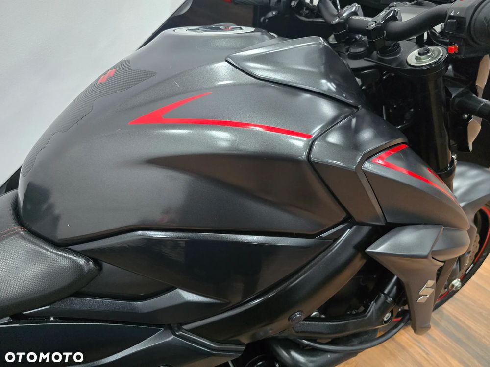 Suzuki GSX - 18