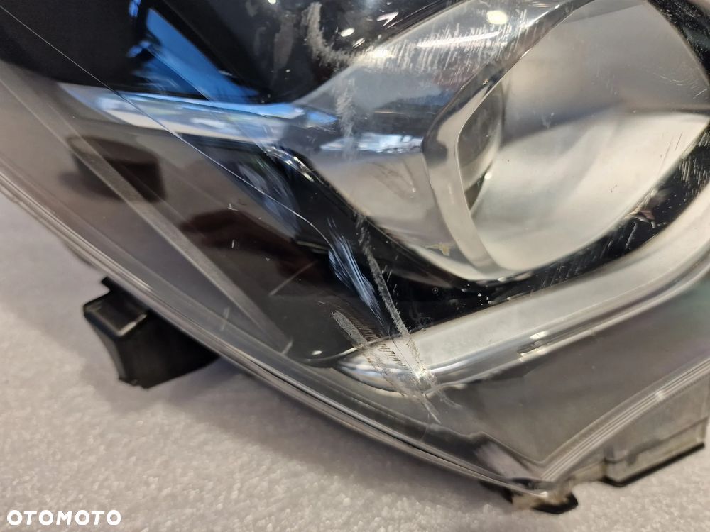 TOYOTA YARIS 3 III LIFT PRAWA LAMPA PRZEDNIA PRZÓD , SOCZEWKA , NR AUKCJI LPP91 - 5