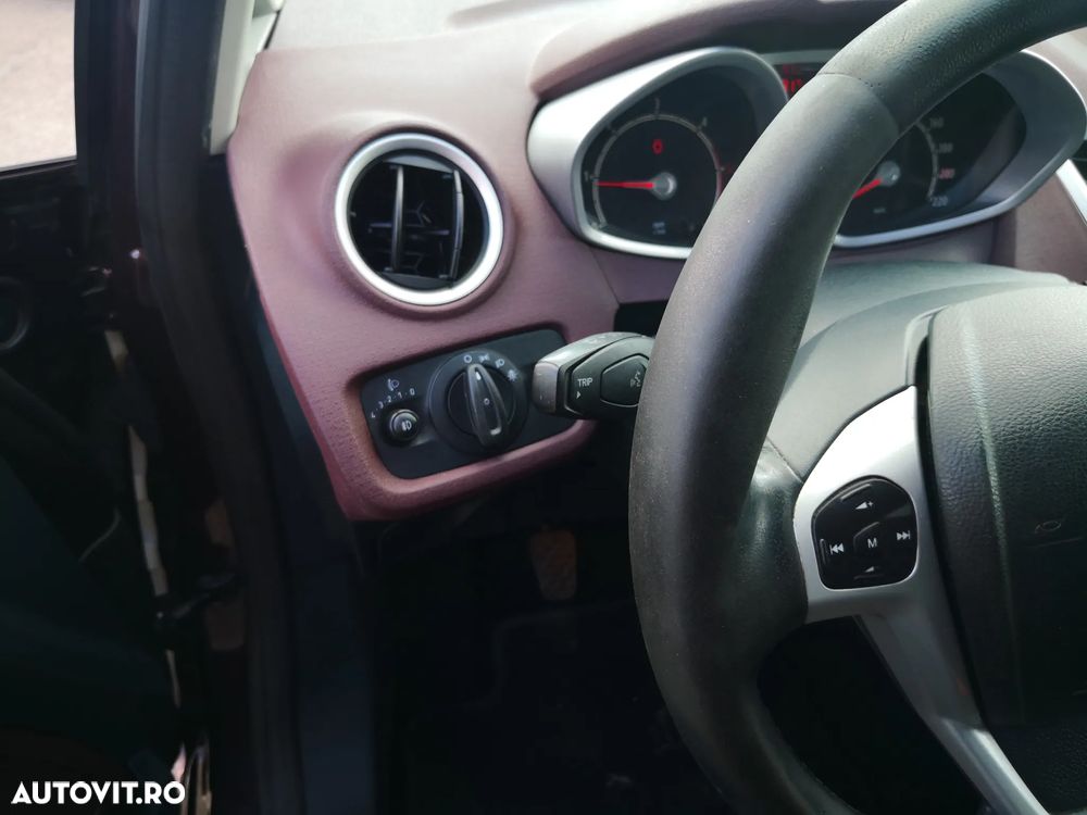 Ford Fiesta 1.6 TDCI SYNC Edition - 16