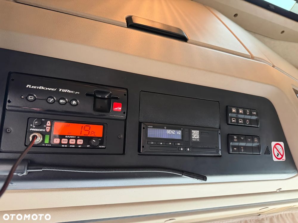 Mercedes-Benz ACTROS 1845 / EURO 5 / GIGA SPACE / NOWY TACHOGRAF / 2013 REJESTRACJA / BARDZO ŁADNY STAN / BEZ RETARDERA / BLUETEC 5 / 2 ZBIORNIKI PALIWOWE / KSENONY / LODÓWKA / PŁASKA PODŁOGA !! - 33