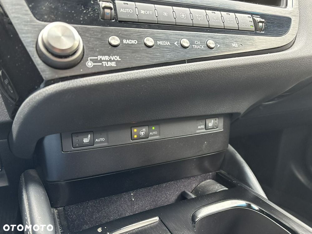 Lexus ES 300h Business Edition - 22