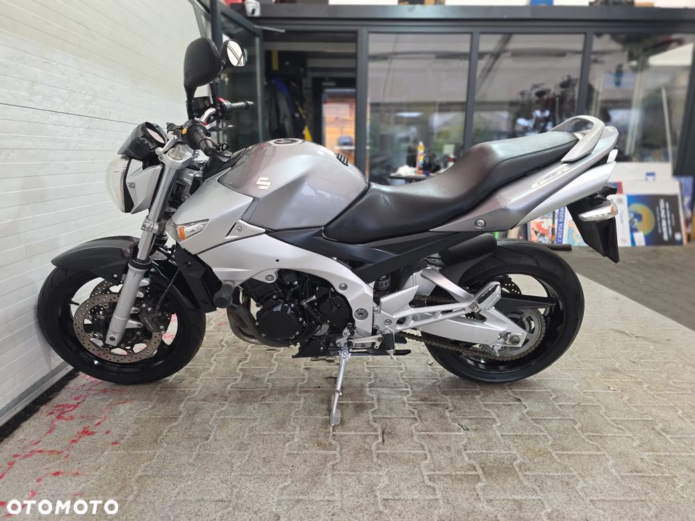 Suzuki GSR - 19