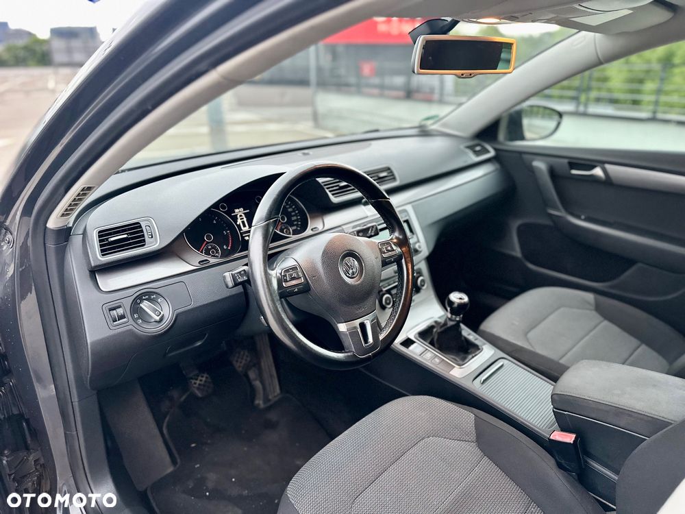 Volkswagen Passat 1.6 TDI DPF BlueMot Highline - 11