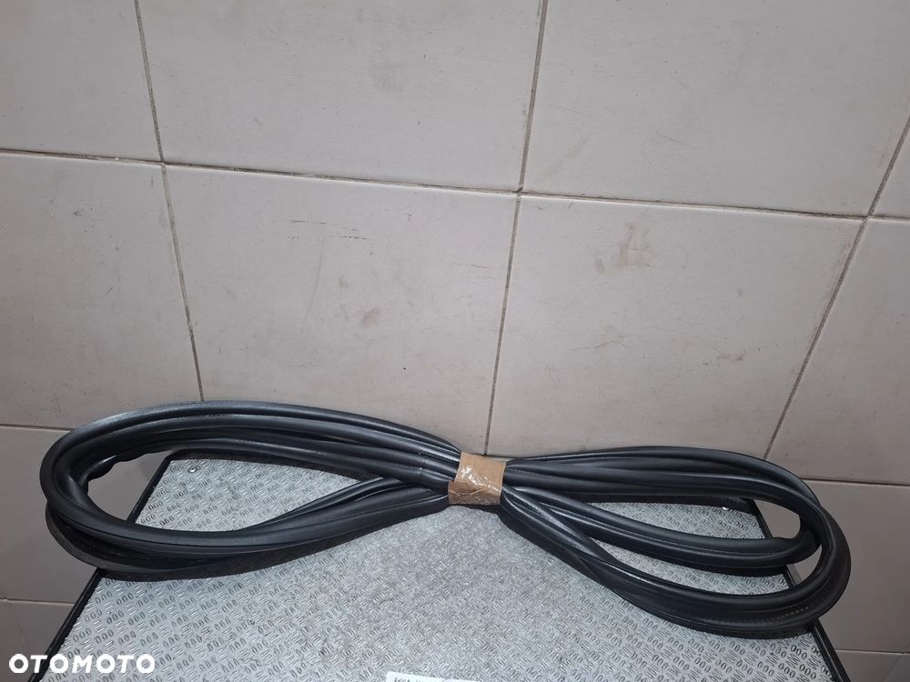 Uszczelka klapy bagażnika Volkswagen Passat B8 kombi 2019 rok nr 3G9827705B - 1