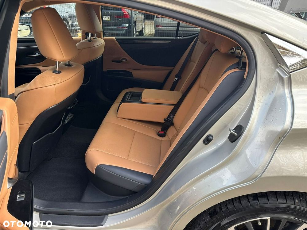 Lexus ES 300h Business Edition - 18