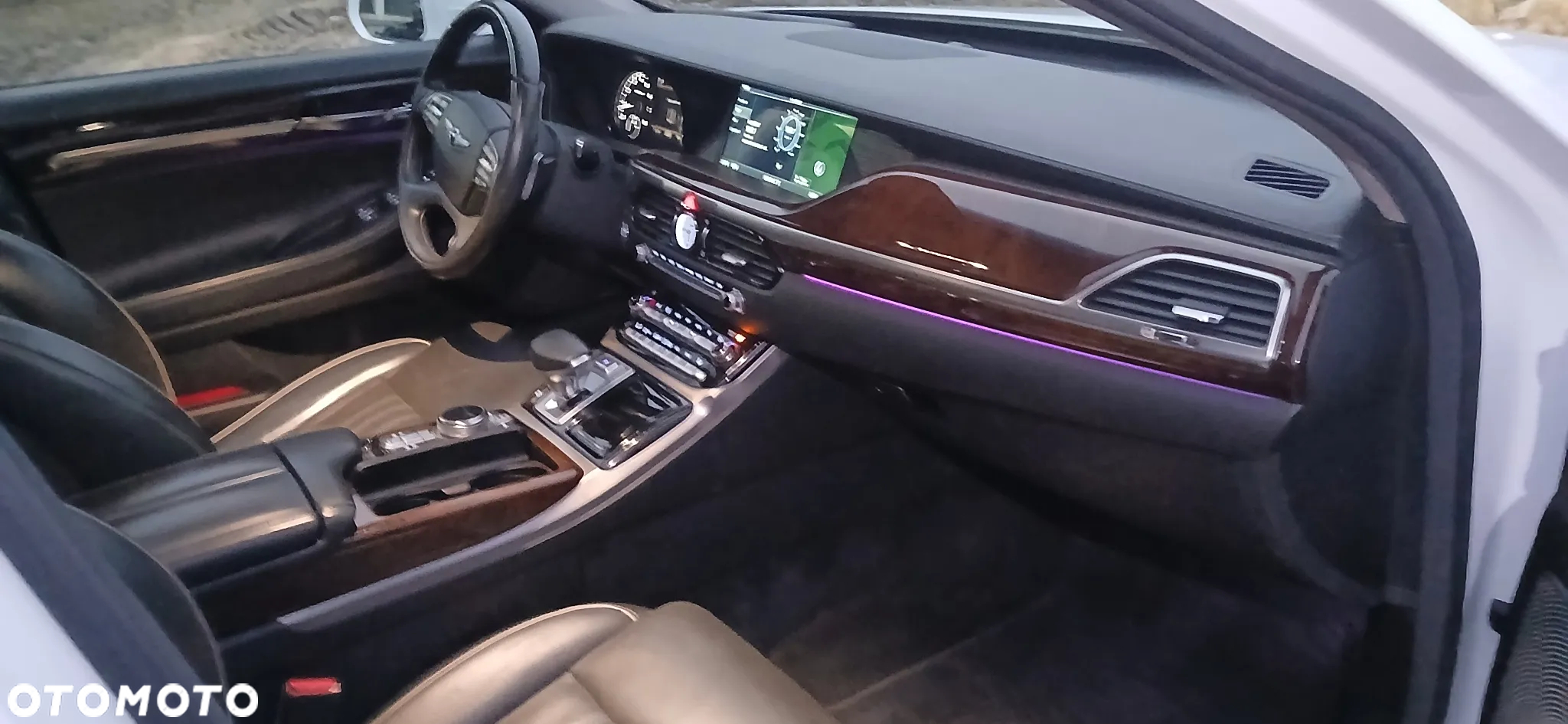 Genesis G90 - 24