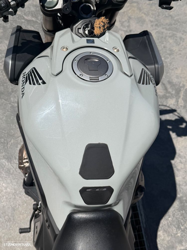 Honda CB R - 12