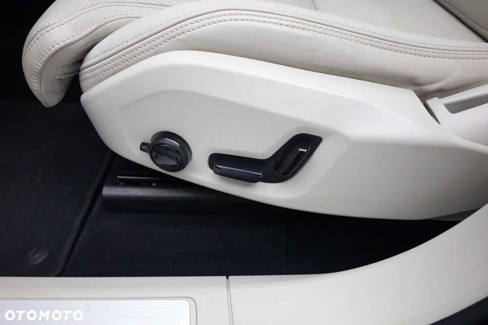 Volvo XC 60 B4 D AWD Geartronic Inscription - 28