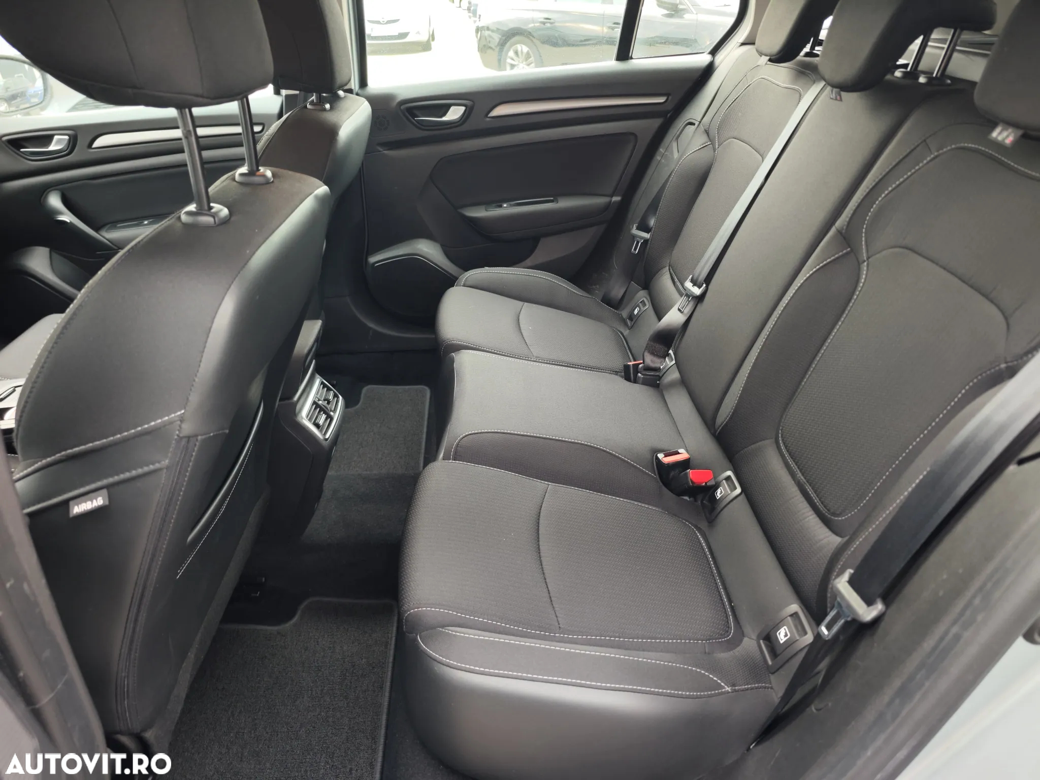 Renault Megane Grandtour E-TECH Plug-in 160 BUSINESS EDITION - 12