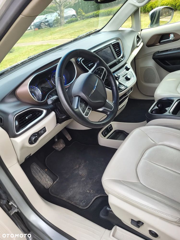 Chrysler Pacifica - 12