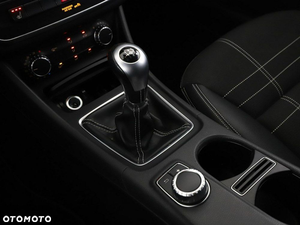 Mercedes-Benz CLA 180 Urban - 27