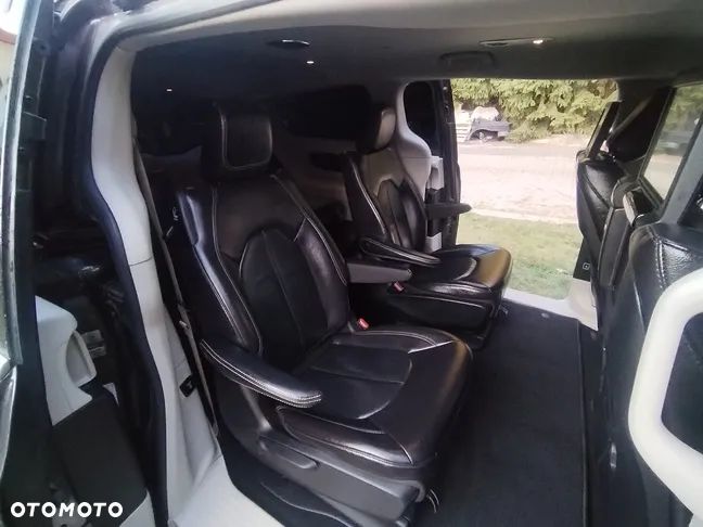 Chrysler Pacifica - 17