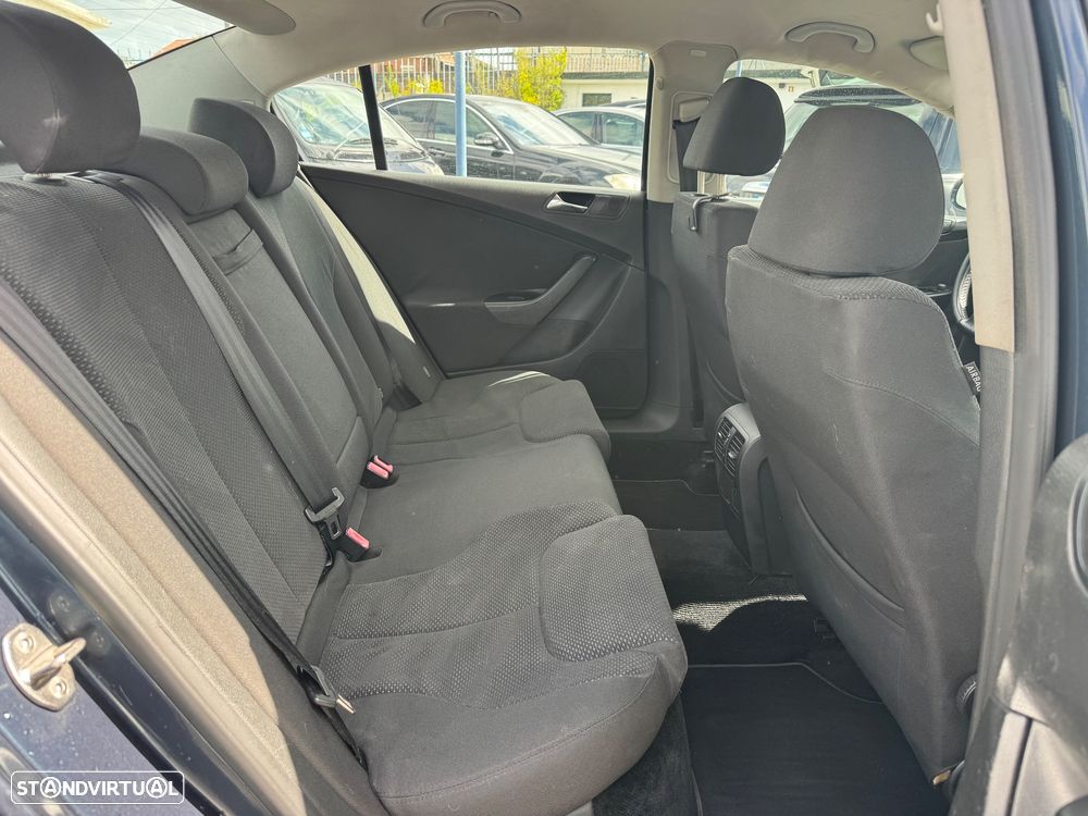 VW Passat 2.0 TDI Confortline - 31