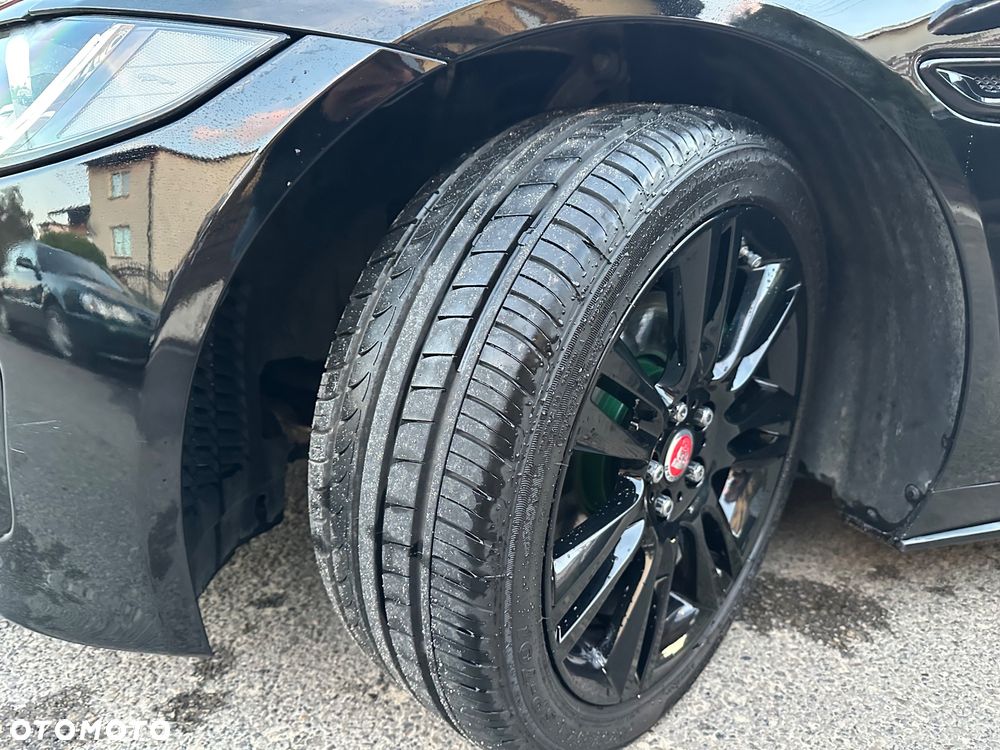 Jaguar XE 2.0 D R-Sport - 35